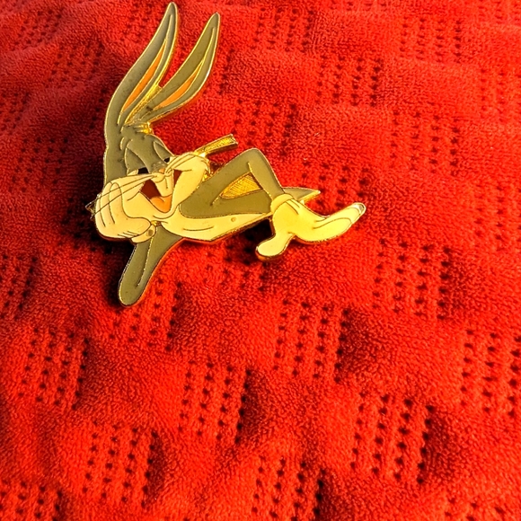 COPY - Warner Brothers Bugs Bunny Broach/ Pin. Enamel. Gold tone. Label in back. - Picture 1 of 2